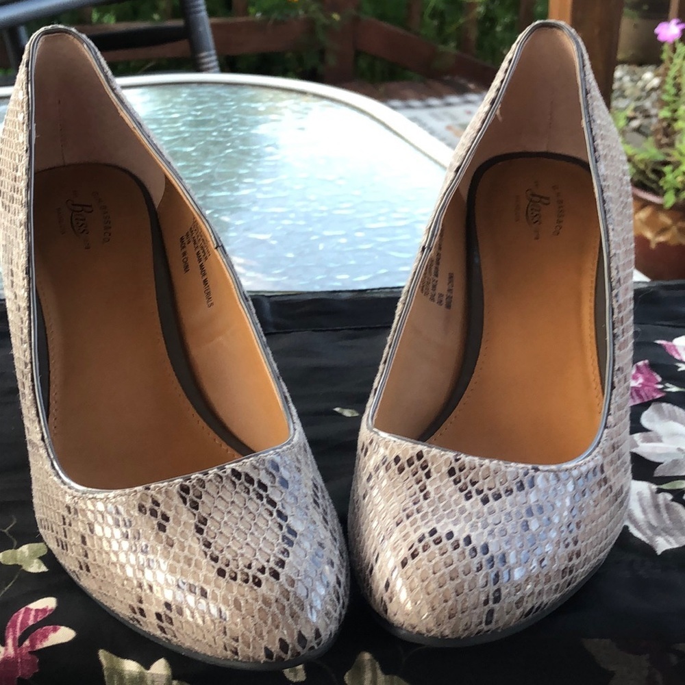 BASS Dorothy wedge heels. Size 9. Faux leather. Reptilian print, diamond cut.EUC